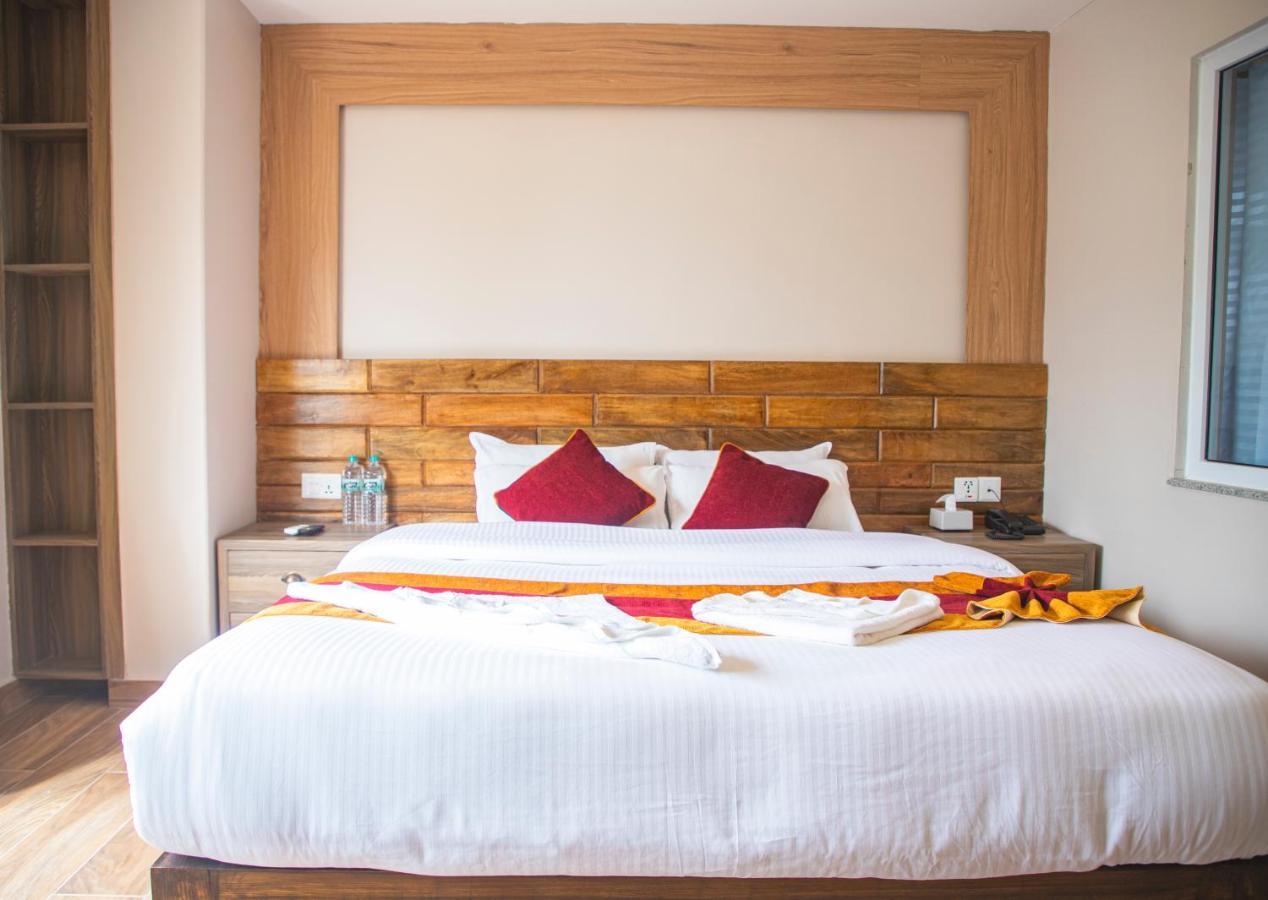 Hotel Pushkar Pokhara Exteriör bild