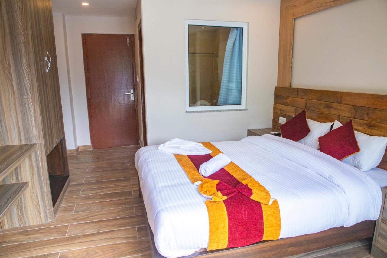 Hotel Pushkar Pokhara Exteriör bild